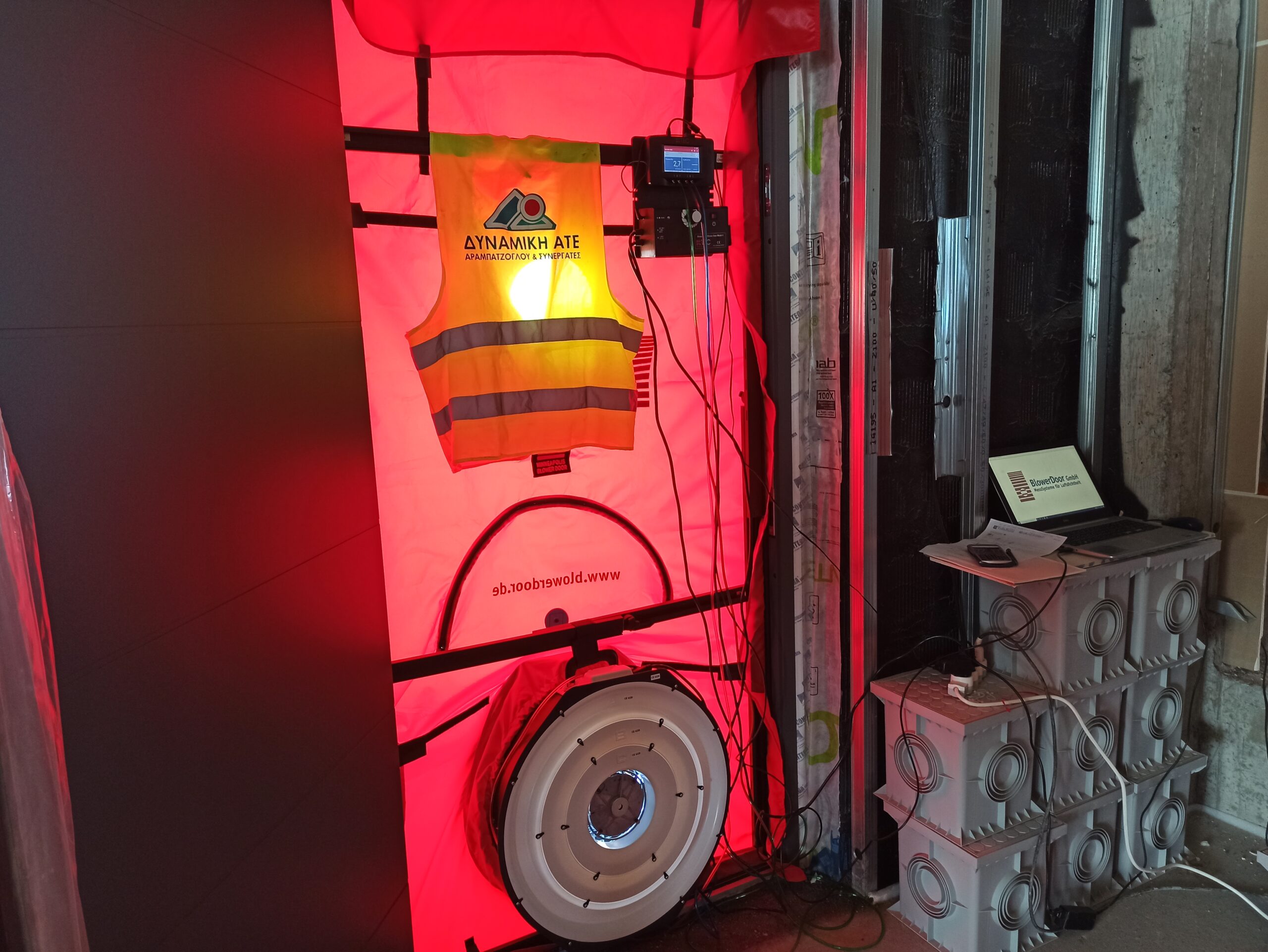 Δυναμική ΑΤΕ: Δοκιμή αεροστεγανότητας (Blower Door Test) σε παθητικό κτίριο Θεσσαλονίκης - Πιστοποίηση ενεργειακής αποδοτικότητας